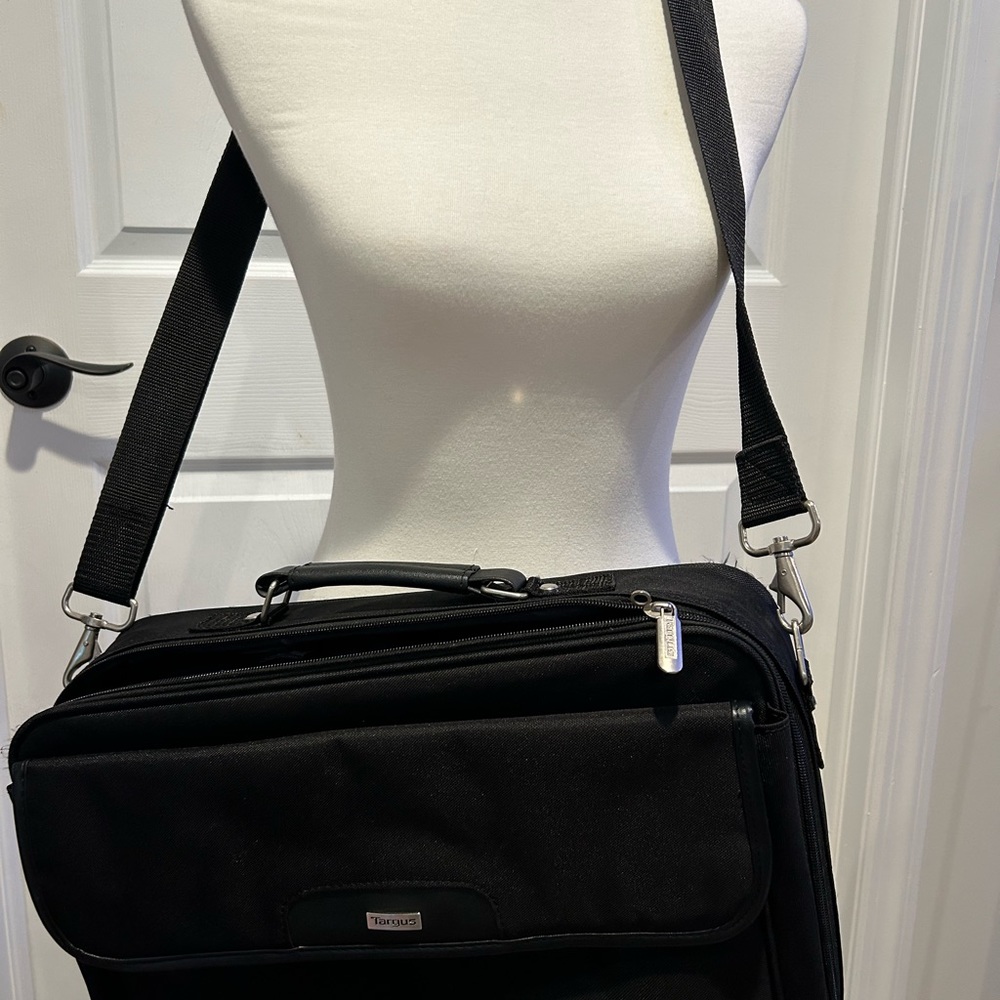 Targus laptop messenger bag